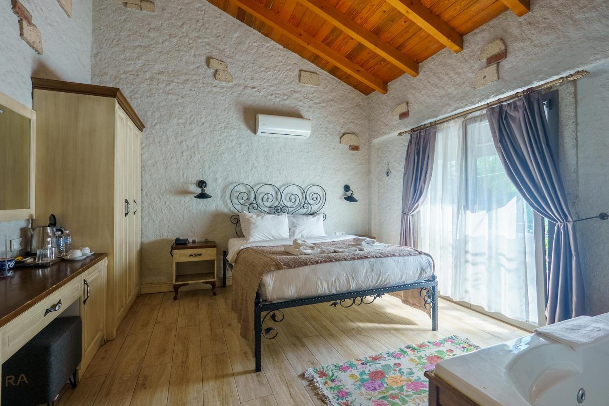 Отель Alacati Aura 2*